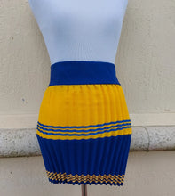 Load image into Gallery viewer, Pleated traditional Zulu Skirt. ADULT SMALL
